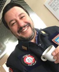 Salvini commette un illecito quando indossa una giacca della polizia? No. Al massimo solo questione di opportunità. 1