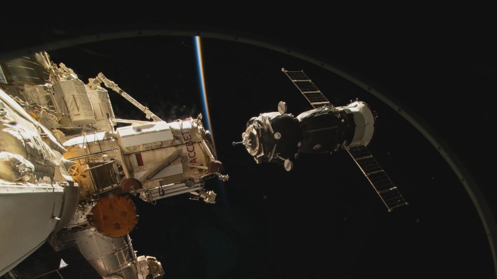 Di nuovo in sei sulla ISS dopo l’attracco della Sojuz MS-12 7