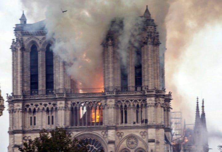 Notre-Dame de Paris la Francia brucia 1