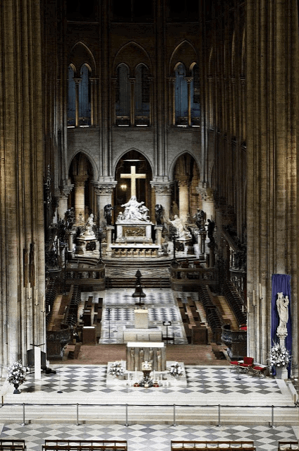 Notre-Dame. L’incendio distrugge l’Altare Novus Ordo e preserva quello del Vetus Ordo. 1