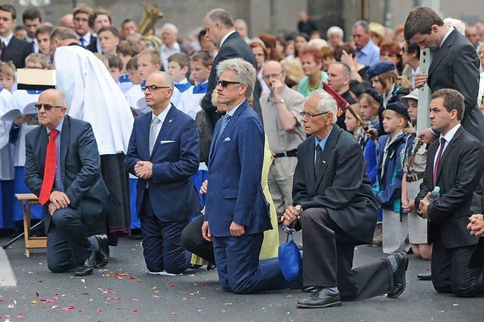 politici polacchi alla processione del Corpus Domini