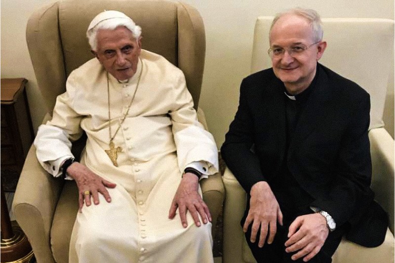 Benedetto XVI incontra mons Livio Melina il 01 agosto 2019 nel mezzo delle controversie all'Istituto GPII