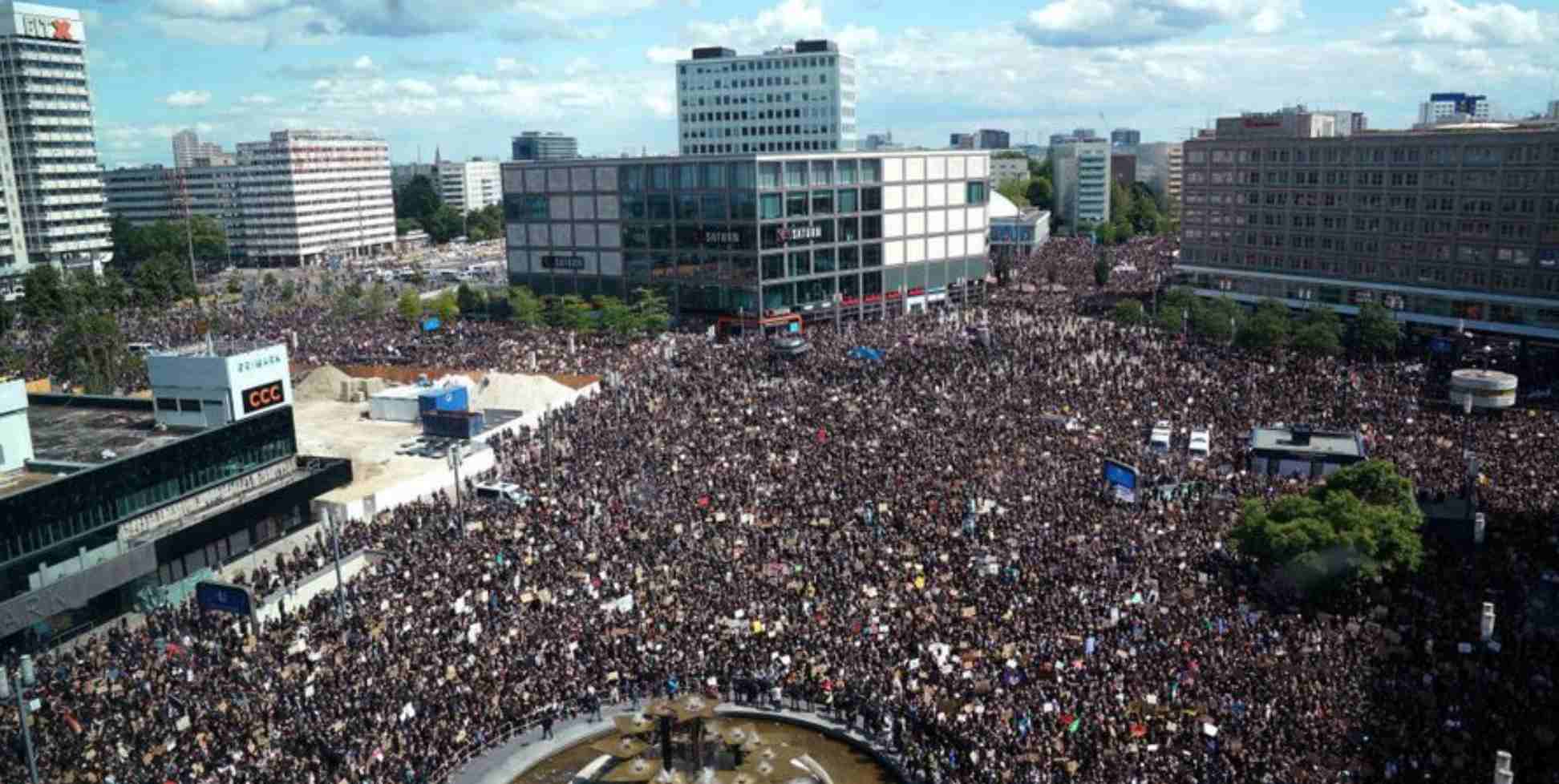 Manifestazione BLM a Berlino ad Alexander Platz