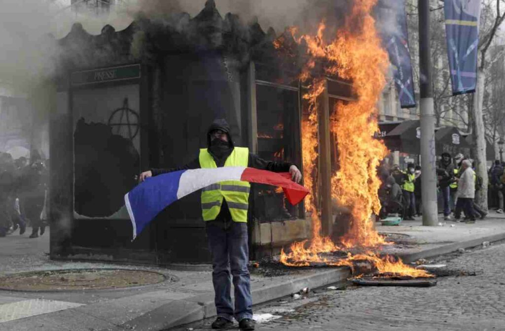 Di Maio e C. lodavano la rivoluzione degli altri che distruggevano Parigi ma ora chiama 'criminali' chi vuole libertà e lavoro 2