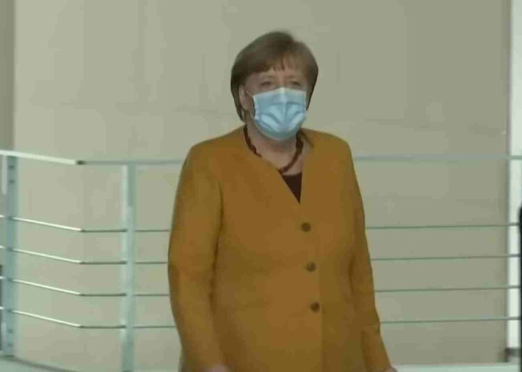 Merkel: “Nein, das werde ich nicht tun”, “No, non lo farò”…