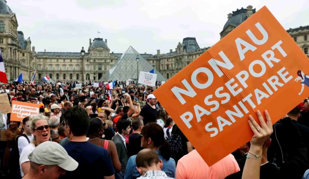 110.000 persone manifestano in tutta la Francia per l'assenza di libertà 1