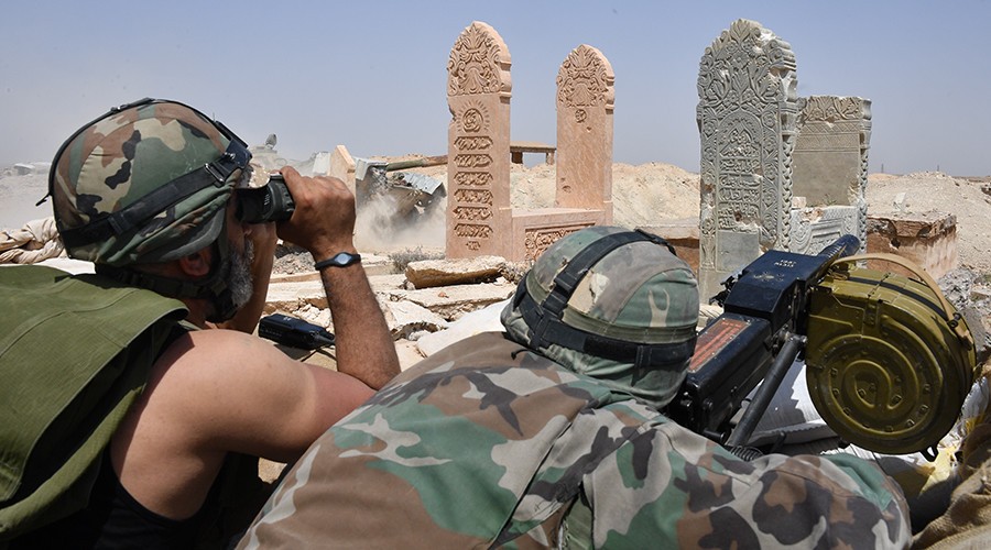 gen. Issam Zahreddine con i suoi uomini in combattimento contro l'ISIS