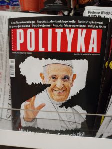 il papa contestato sui giornali polacchi perchè ha detto che anche Putin ha le sue ragioni, 'la Nato ha abbaiato alle sue porte'