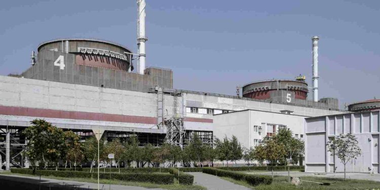 Venerdì 4 colpi ucraini sulla centrale nucleare di Zaporizhya, arrivano gli ispettori AIEA