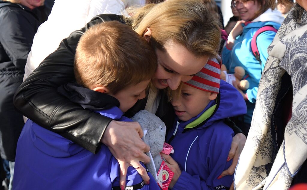 Maria Lvova-Belova con bambini del Donbass in affidamento temporaneo