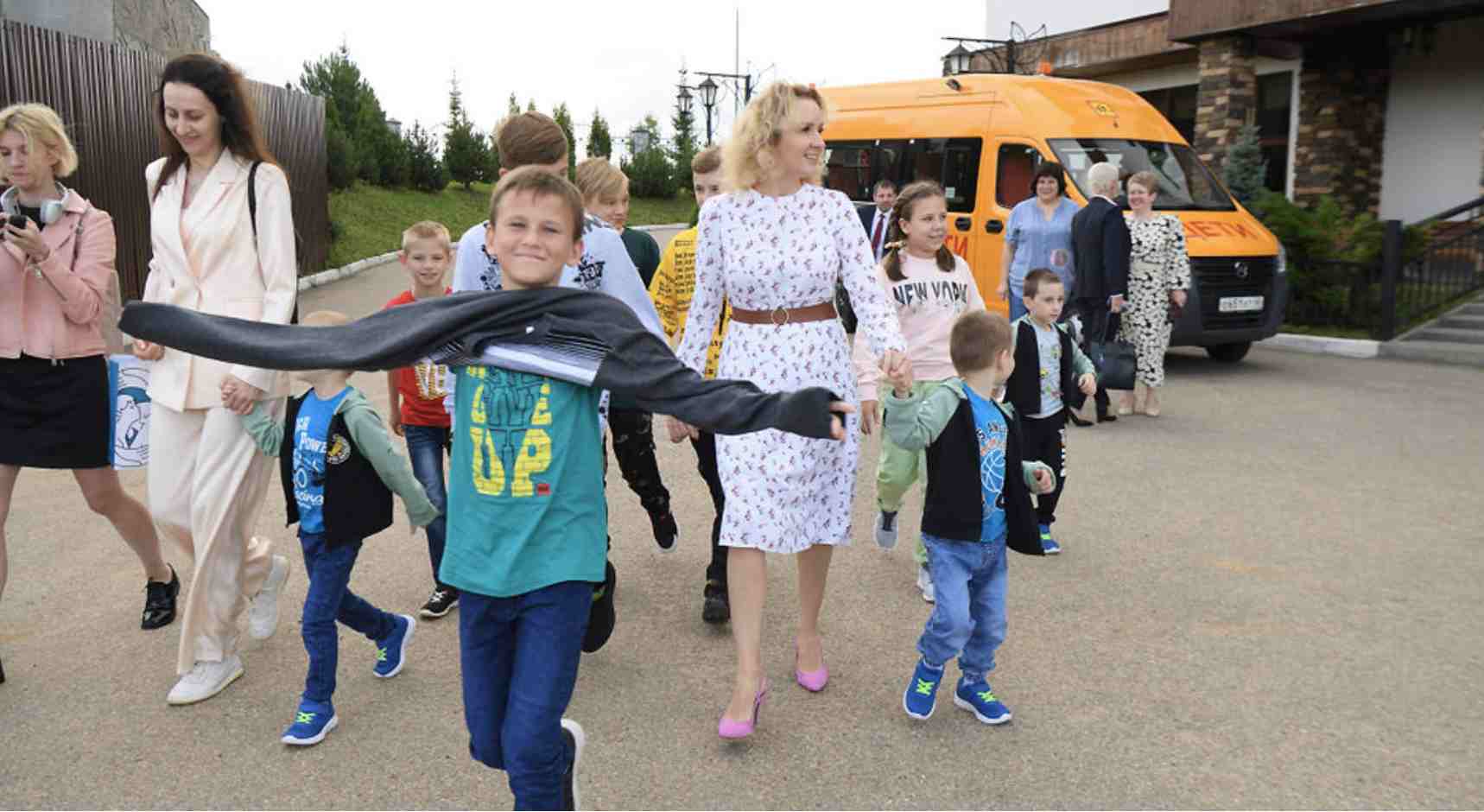 lvova-Belova accompagna 9 bambini orfani alle famiglie adottivehttps://foma.ru/marija-lvova-belova-pomogla-vossoedinitsja-v-priemnyh-semjah-bratjam-i-sestram-sirotam-s-donbassa.html