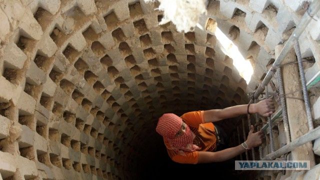 Discesa in uno dei tunnel di Hamas