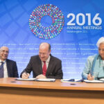 Presidente do BC, Ilan Goldfajn, e diretora do FMI, Christine Lagarde, assinam acordo.